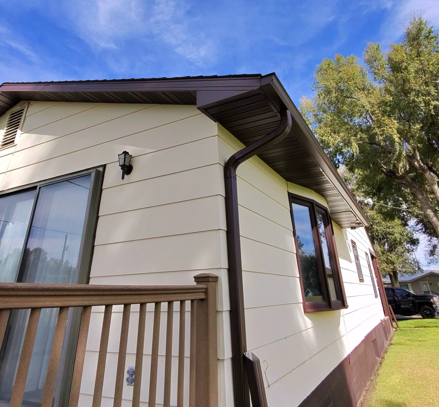 Seamless gutters, soffit and fascia on cream house